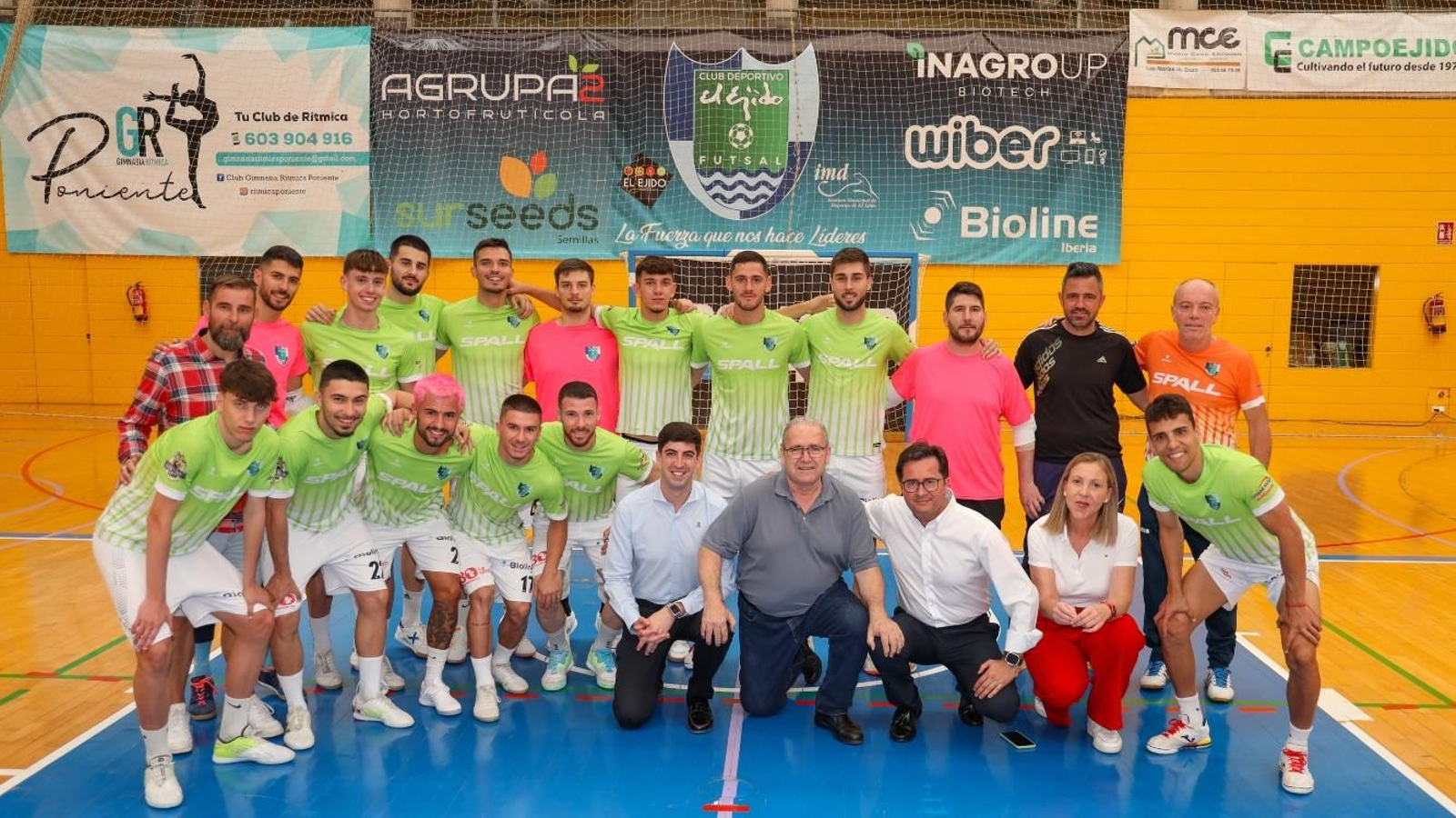 La plantilla ejidense posa junto con las autoridades locales tras la finalización del entrenamiento.