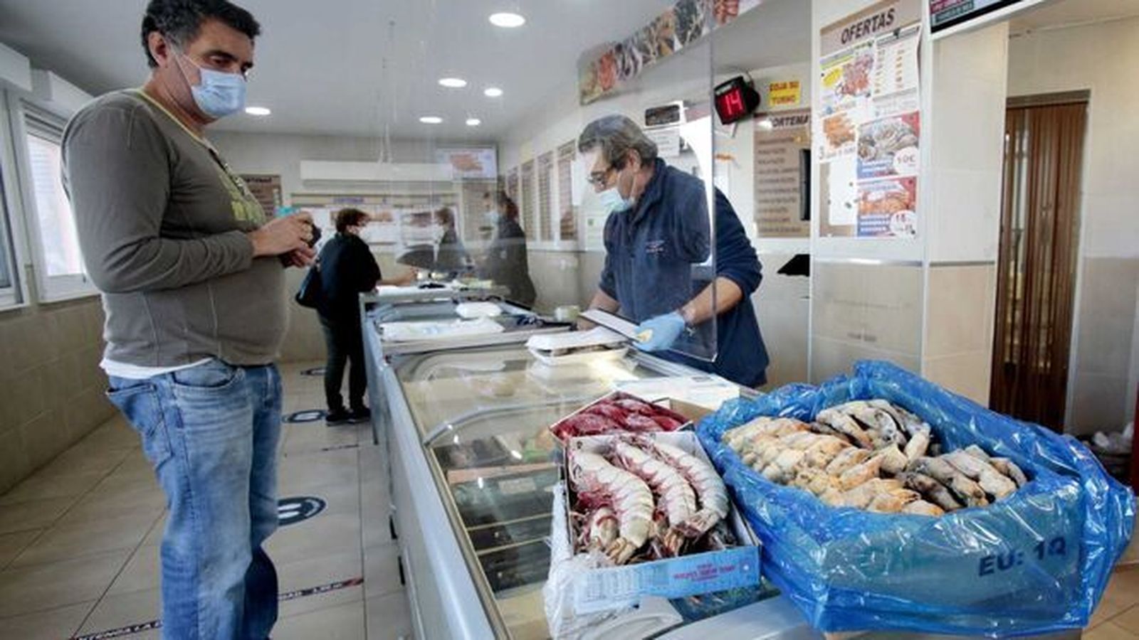 Un hombre, comprando marisco congelado en Cortemar