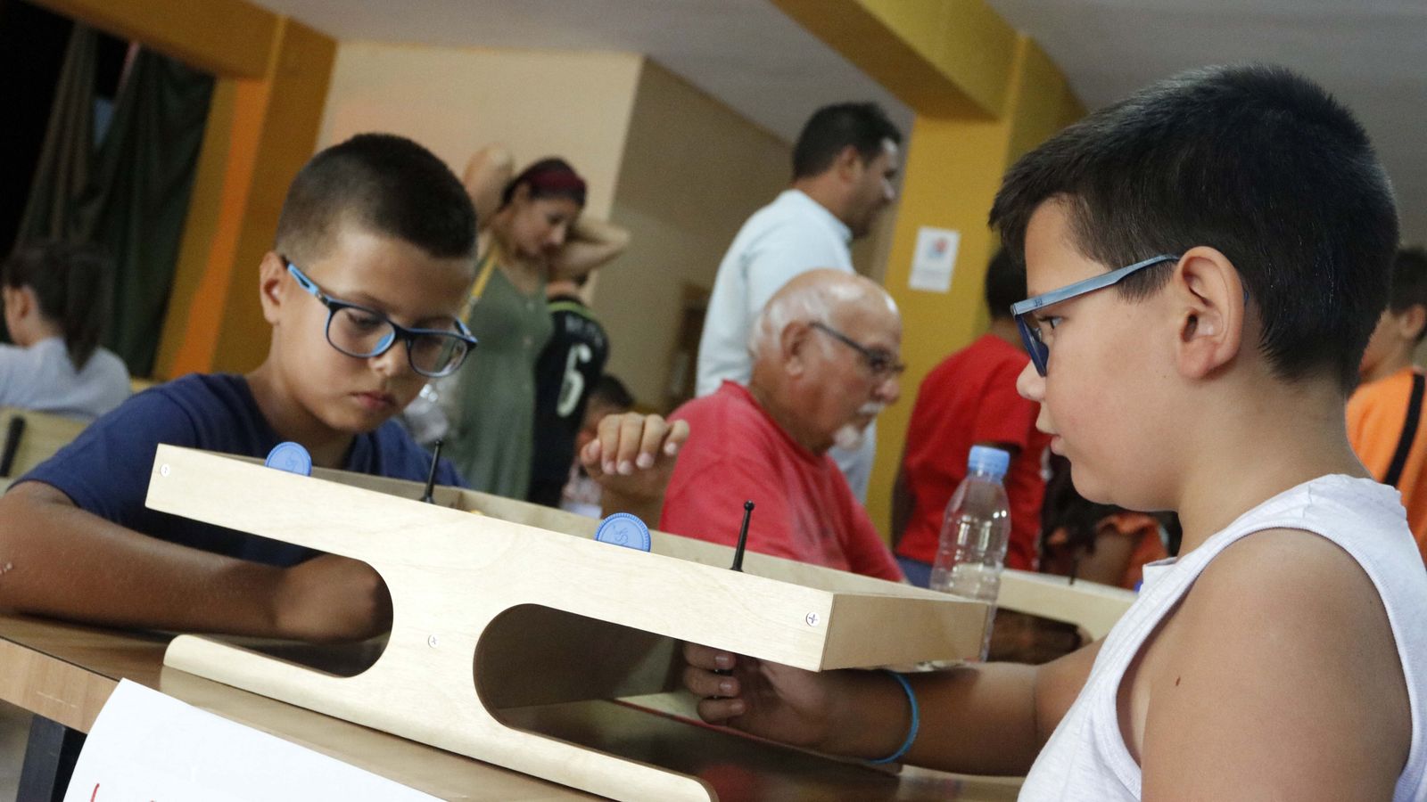 Dos niños disputan una partida de Klask durante una edición anterior de la Feria de Almería.