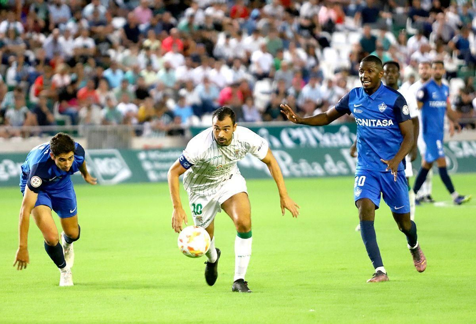 El exbalono Aly Coulibaly (d), durante el Córdoba-Sanse
