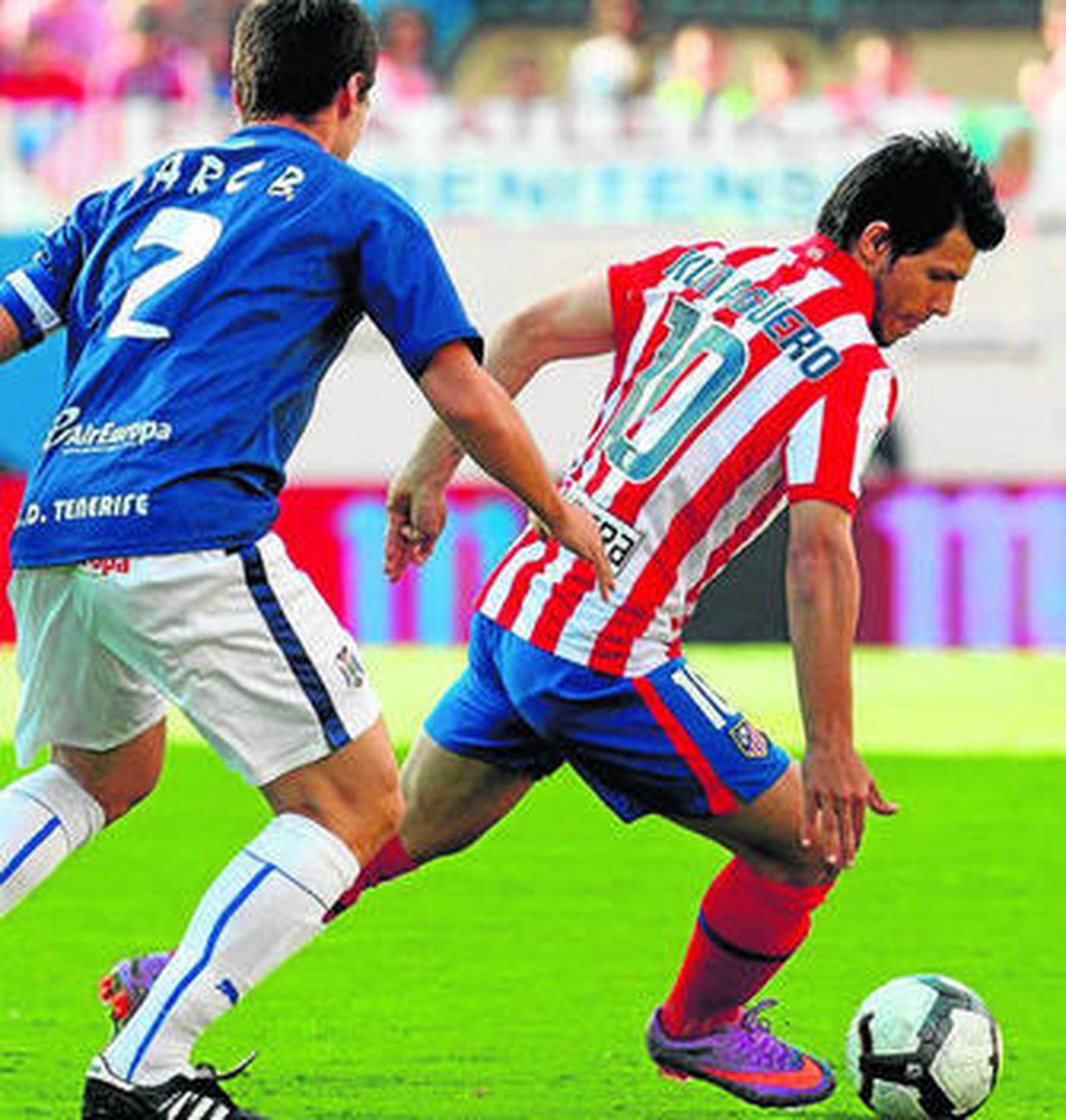 Agüero intenta marcharse de Marc Bertrán.