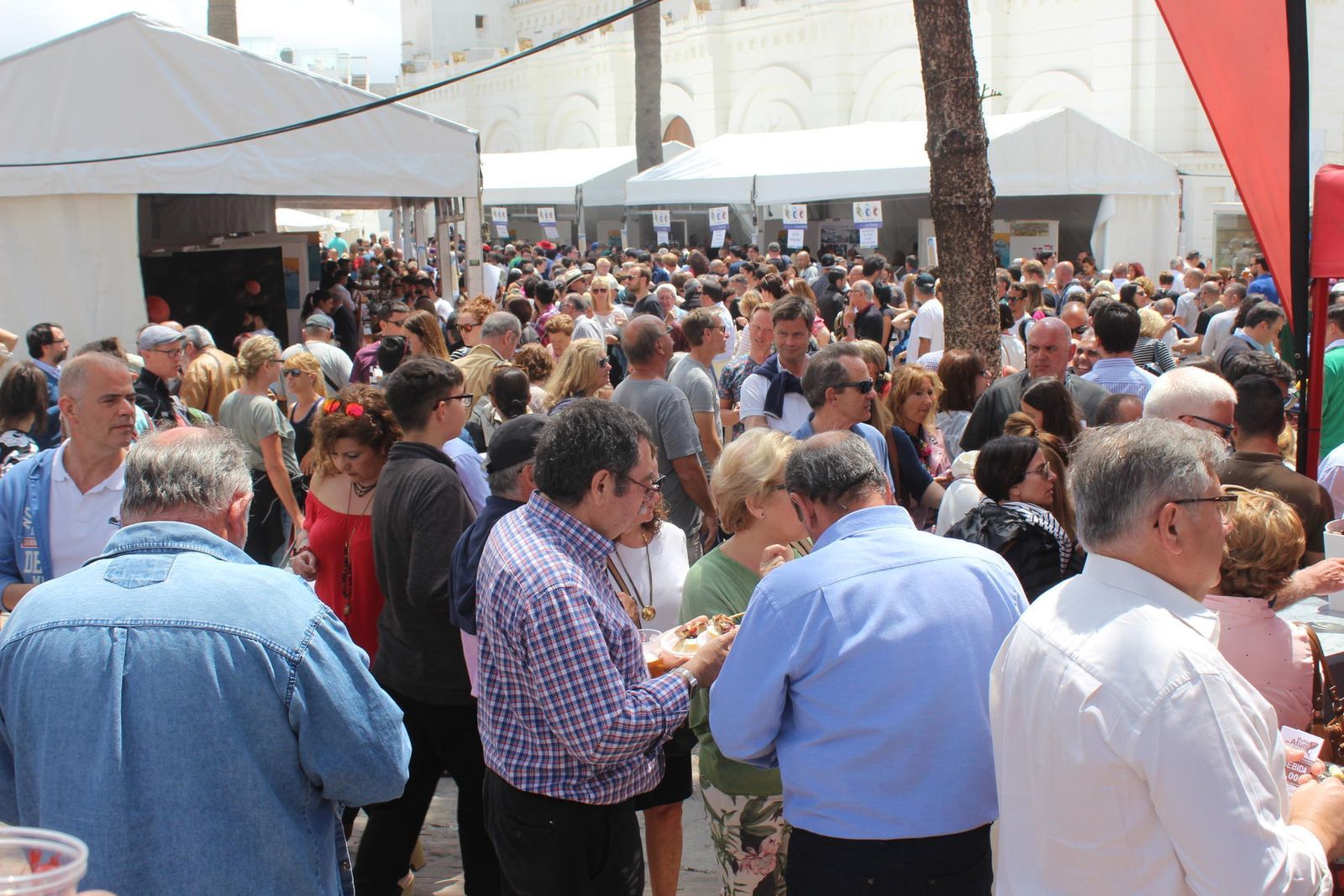 Cientos de personas acudieron a degustar las más de 30 elaboraciones realizadas con atún rojo de almadraba.