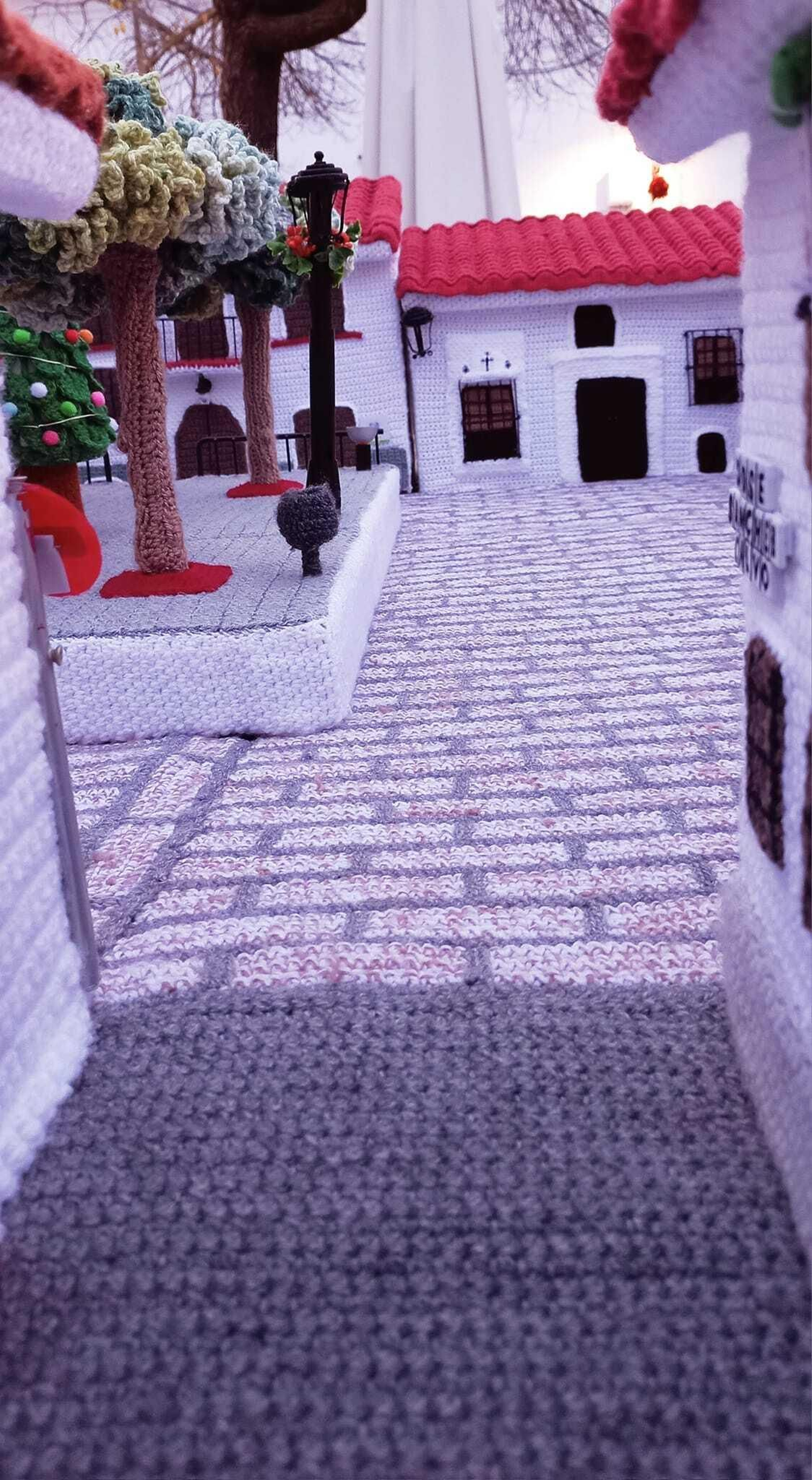 Así de bonito está este pueblo serrano de Huelva vestido de ganchillo por Navidad