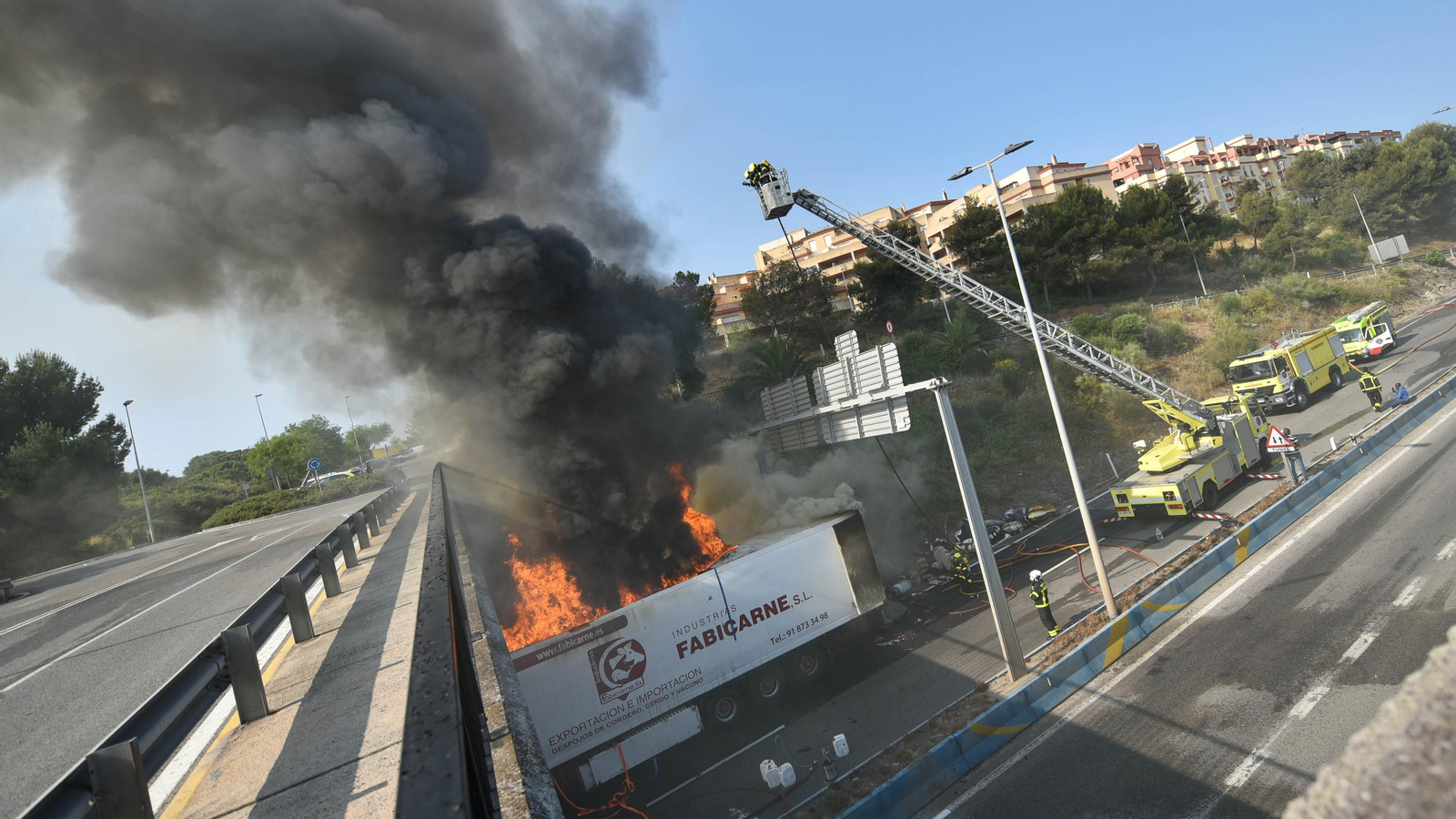 Las fotos del incendio de un camión en el Acceso norte al Puerrto de Algeciras