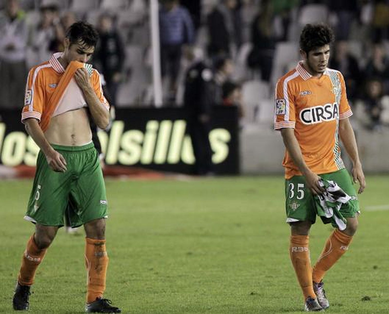 El Betis acumula su sexta derrota seguida tras caer con el Racing en Santander (1-0). / EFE