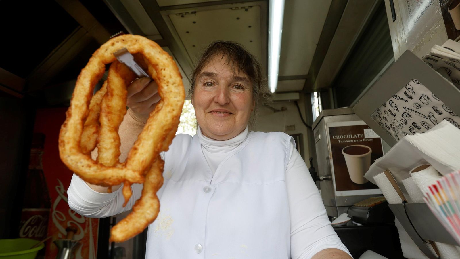 Valle Ruiz muestra uno de sus tradicionales jeringos.