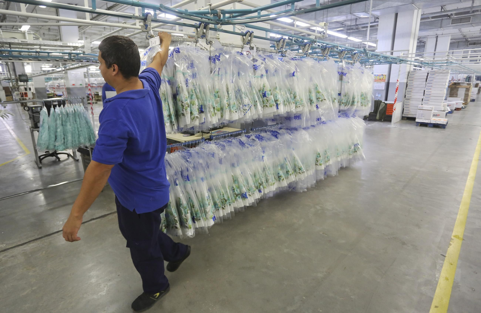 Un trabajador de una empresa textil de la provincia en una imagen de archivo.