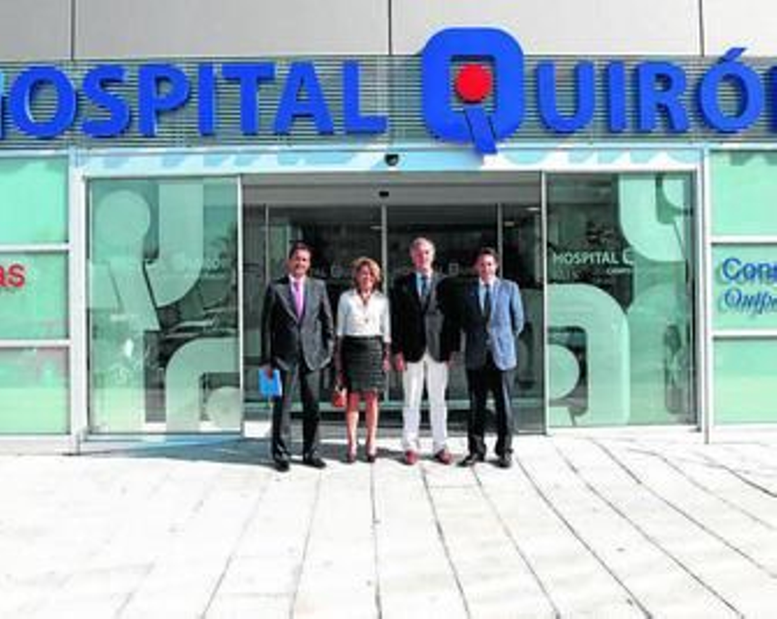 Los responsables del Hospital Quirón y de Asepeyo posan antes de la rúbrica del convenio.