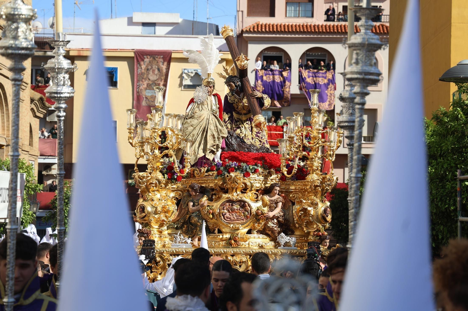 Las mejores imágenes del Lunes Santo en Huelva: Hermandad de las Tres Caídas
