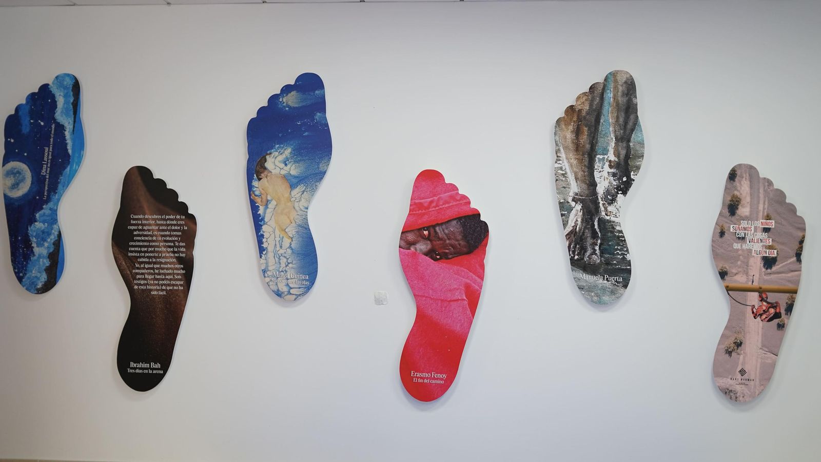 Fotos de la exposición 'Huellas de ida y vuelta' de Márgenes y Vínculos en Tarifa