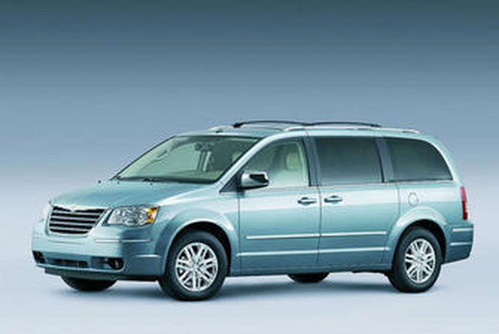 El diseño exterior del nuevo Chrysler Grand Voyager Limited muestra una sólida e imponente imagen.