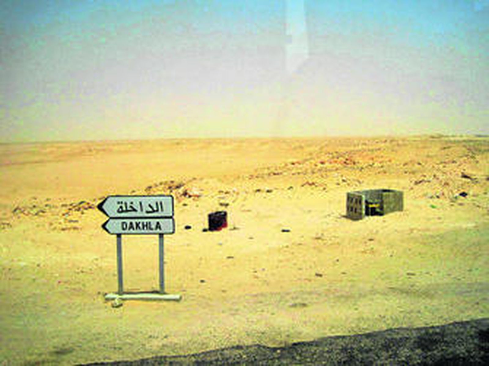 Un cartel orientador de la dirección a la ciudad de Dajla en pleno desierto.