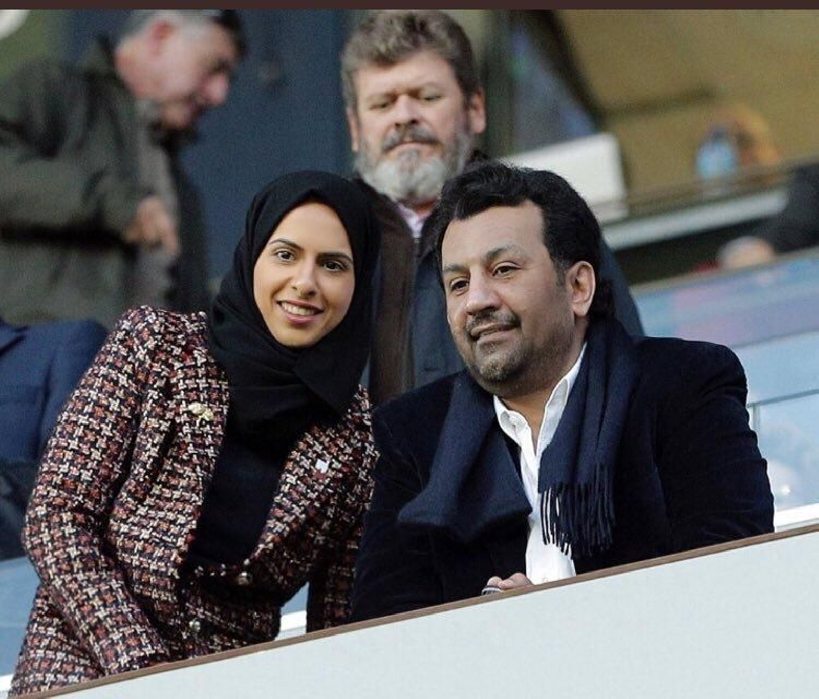 El jeque Al-Thani llega con retraso al 8-M y se apunta una medalla