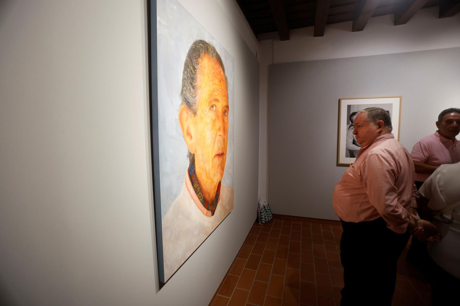 La exposición que repasa en retratos la vida de Antonio Gala, en imágenes