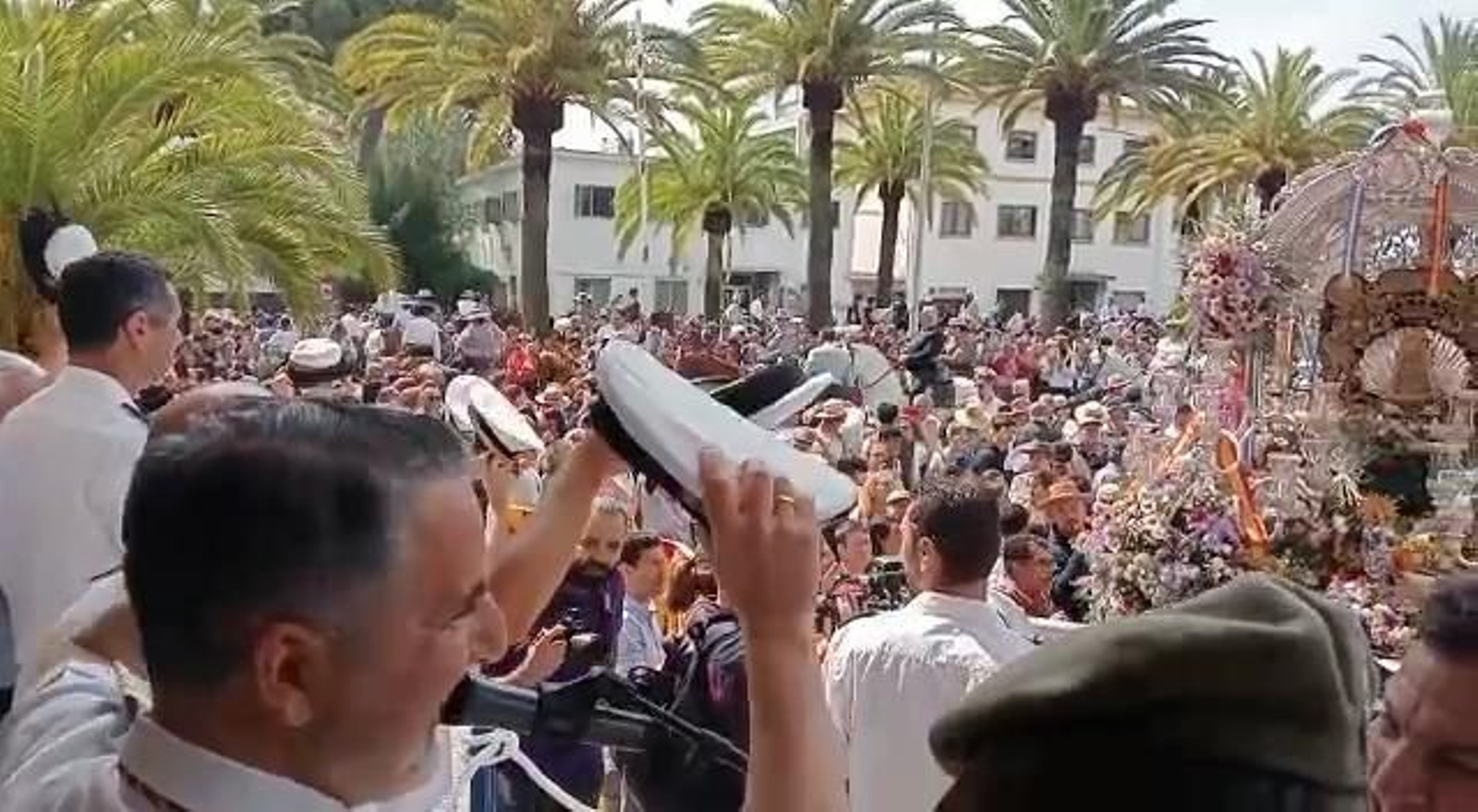 El Rocío 2023: Emigrantes pone rumbo a las arenas tras su tradicional paso por la Comandancia de Marina