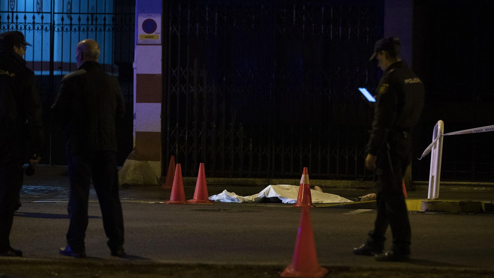 El cuerpo, cubierto con una sábana a la espera de la llegada de la comisión judicial.