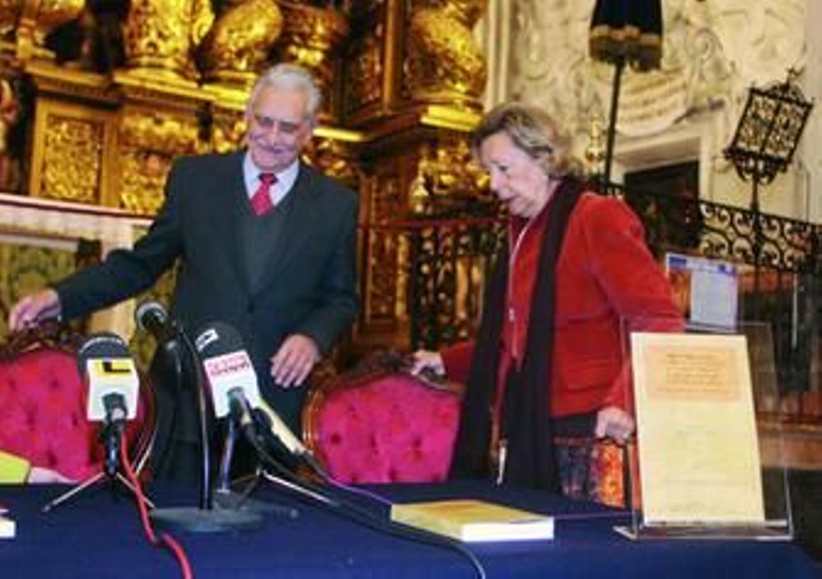 El hermano mayor de la Caridad, Antonio Domínguez, junto a la historiadora sevillana Enriqueta Vila.