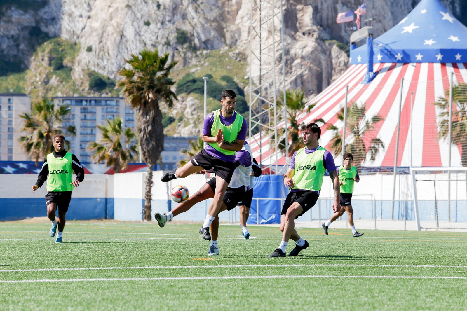 La Balona prepara sobre césped sintético el partido en Lebrija