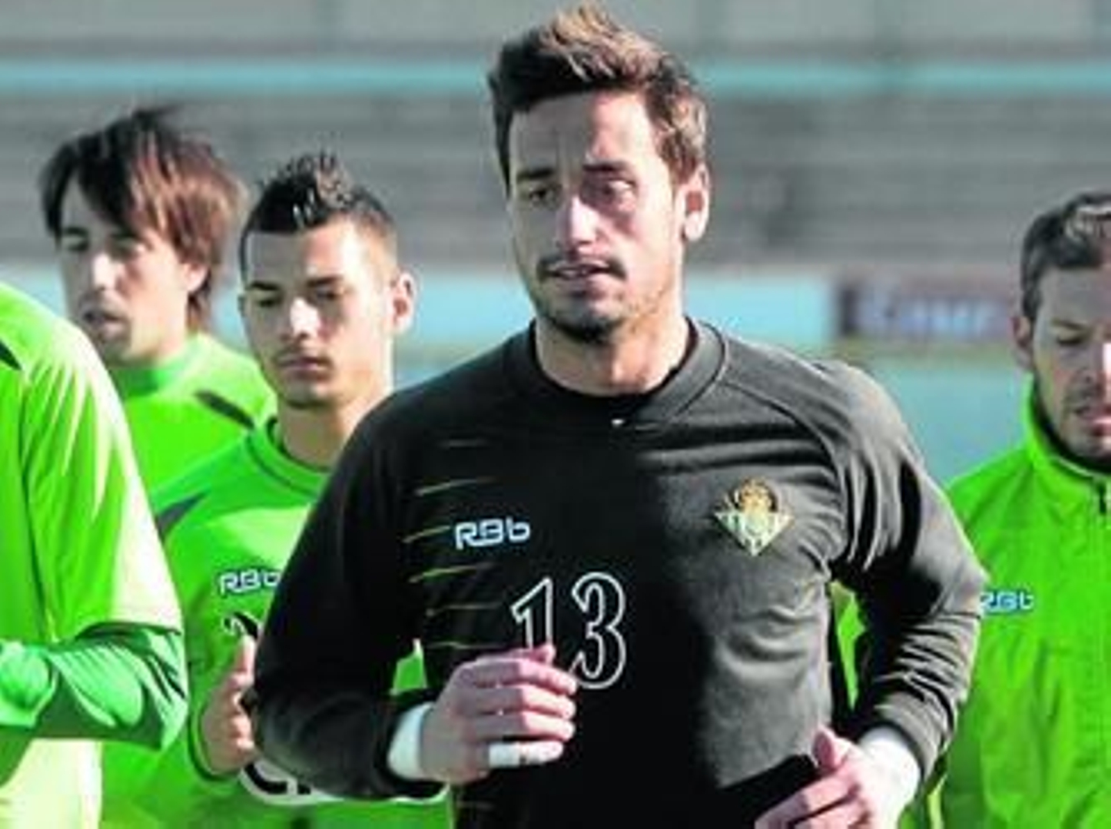 Casto realiza carrera continua con semblante serio; tras él, Beñat, Sergio y el preparador físico, David Gómez.