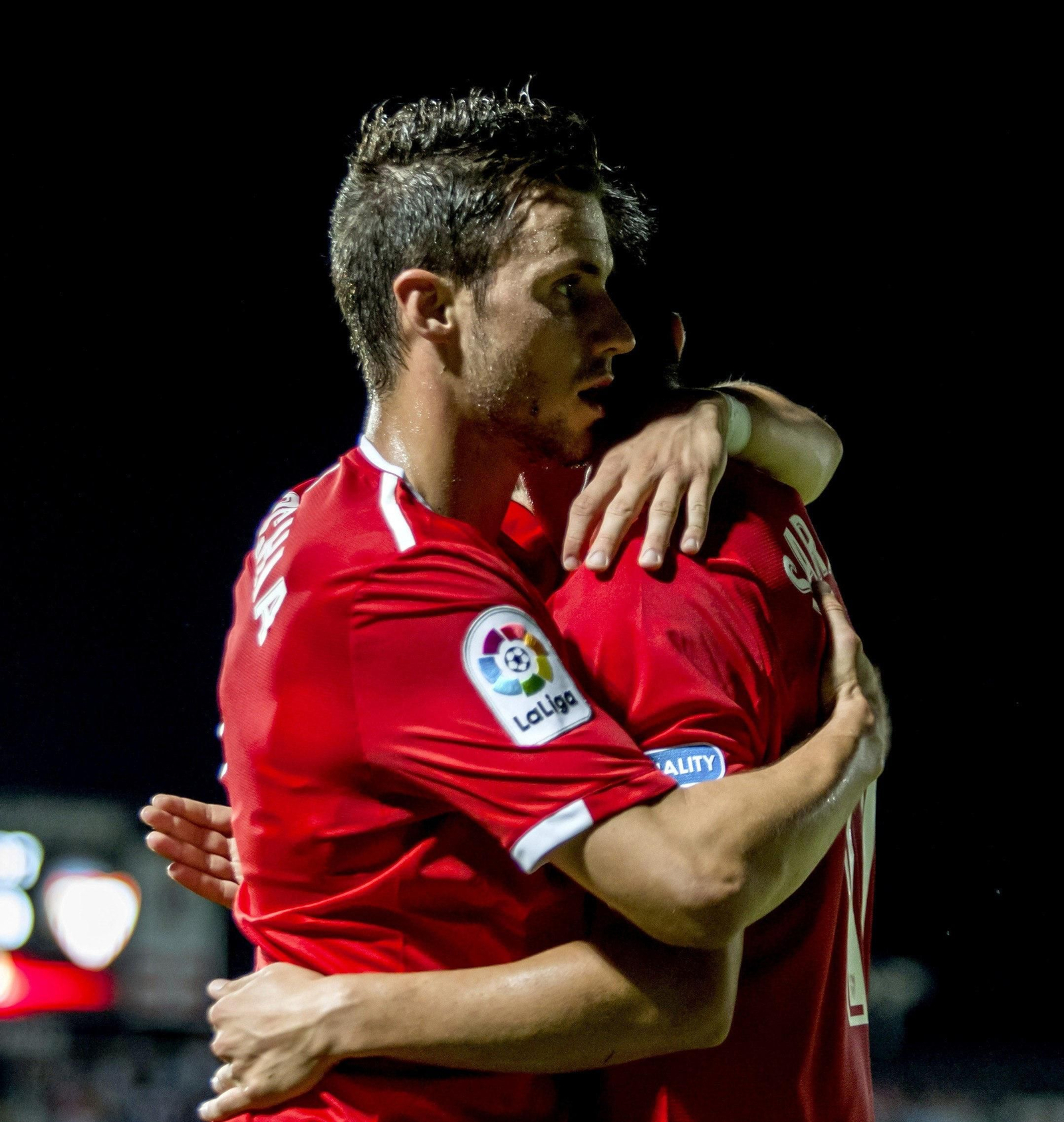 Abrazo de los jugadores tras uno de los goles