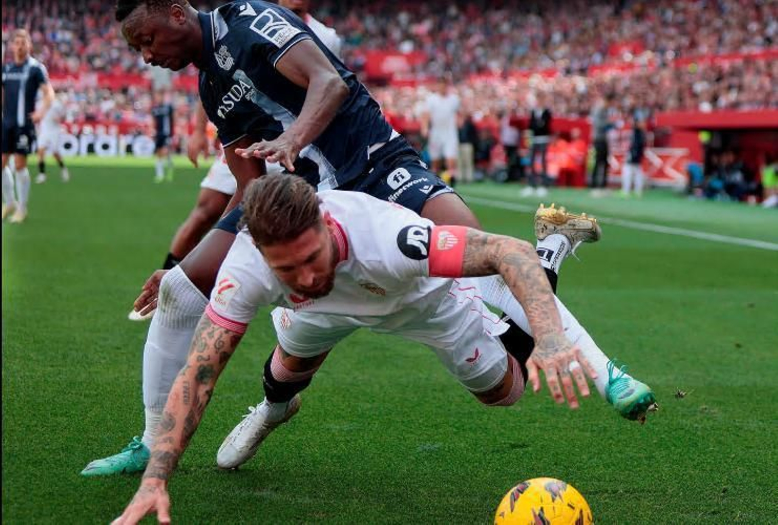 Sergio Ramos cae empujado por Sadiq en la segunda mitad.