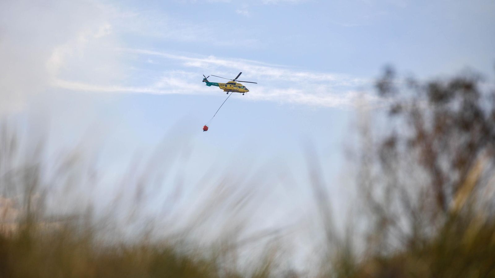 Tres medios aéreos trabajan todo el día en la zona del incendio forestal