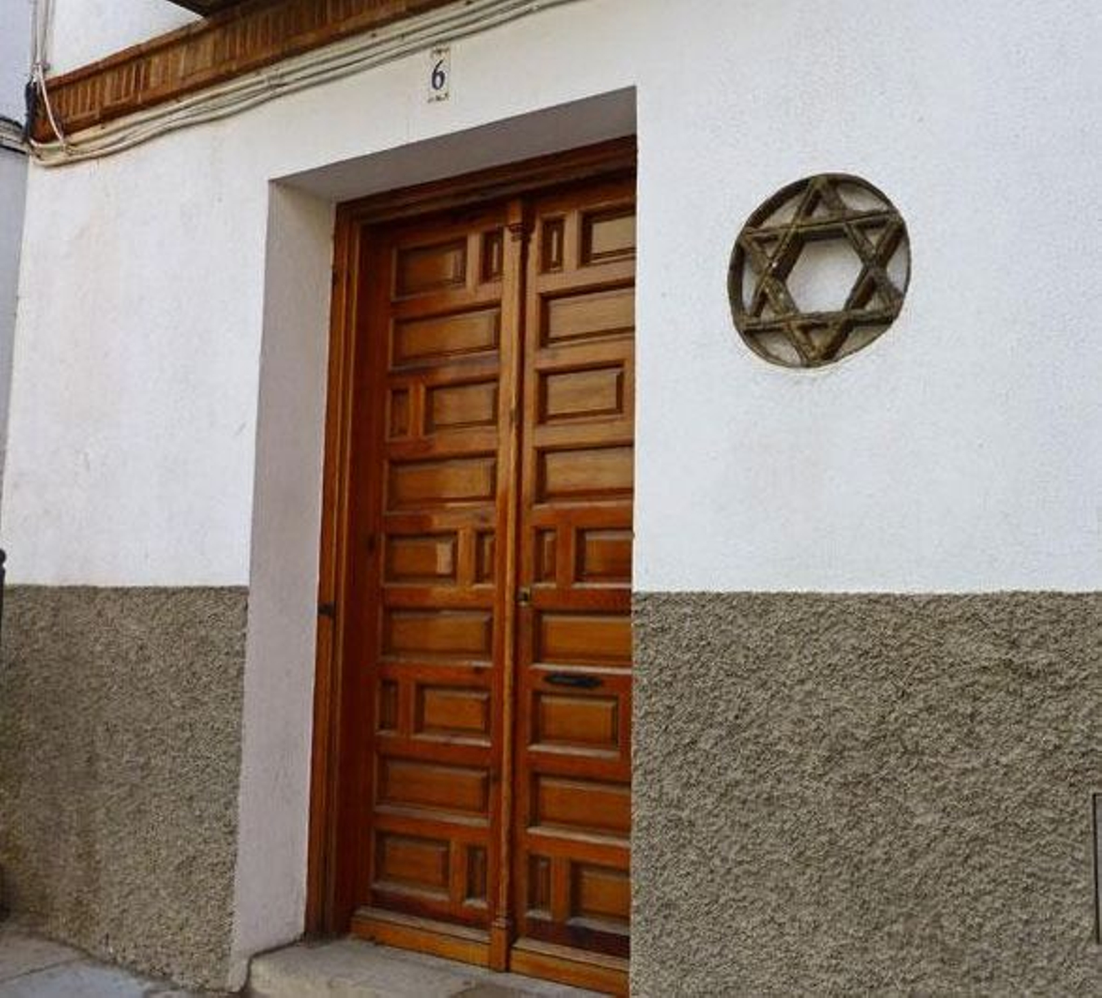 En la puerta se conserva una estrella de David como símbolo judío. En la puerta se conserva una estrella de David como símbolo judío.