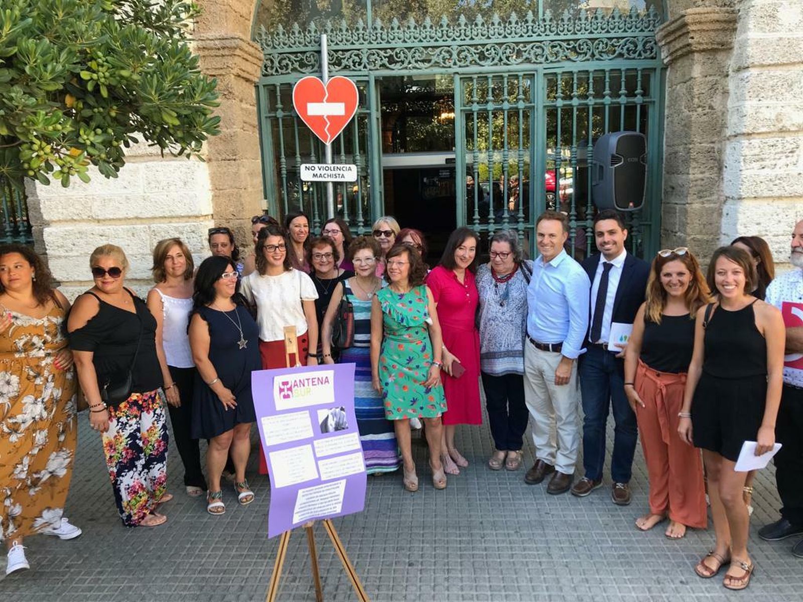Imagen de los participantes en el acto a las puertas de la Diputación.