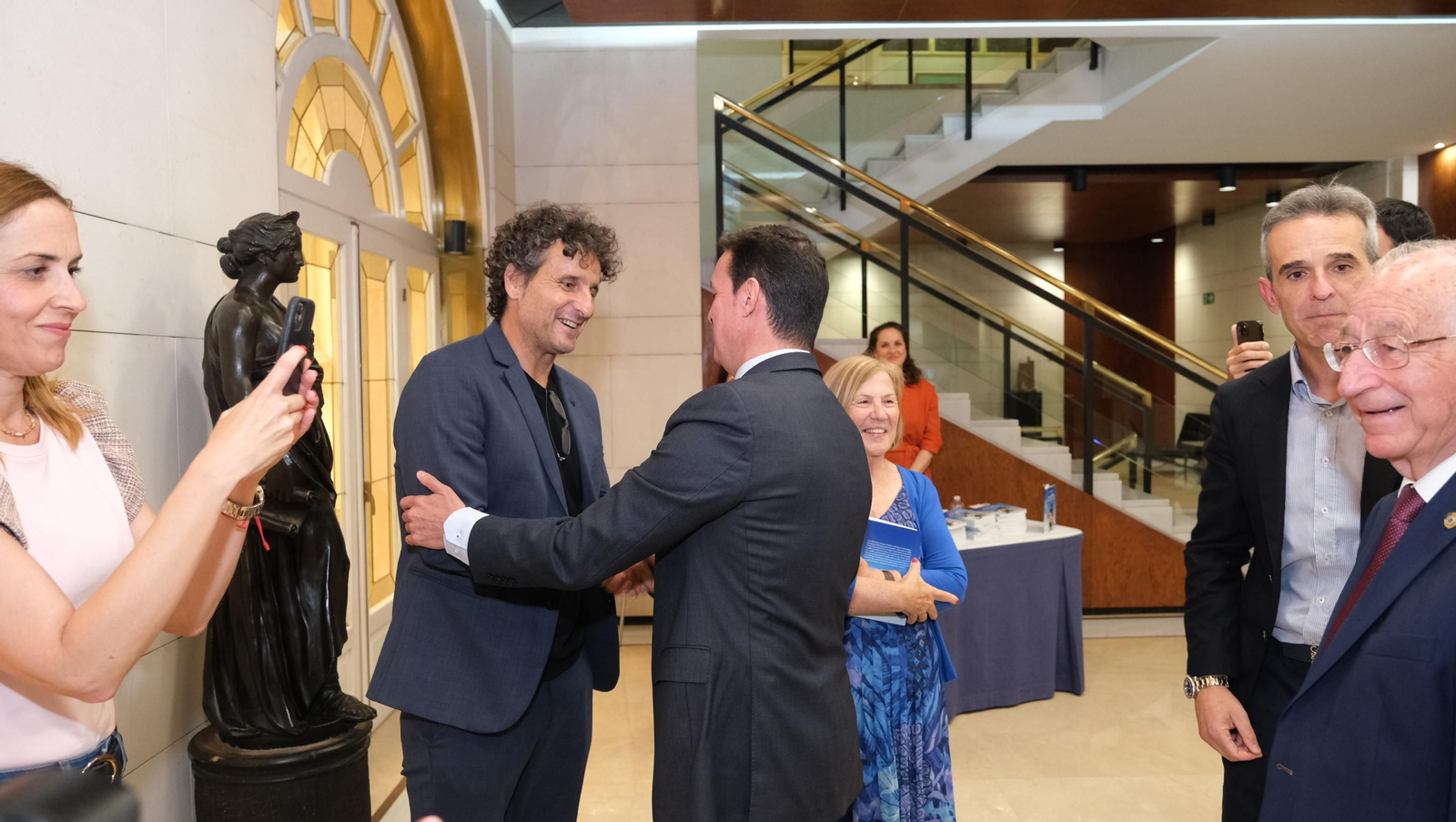 El Doctor Antonio Ríos presenta su libro 'Una Rodilla Feliz', en imágenes