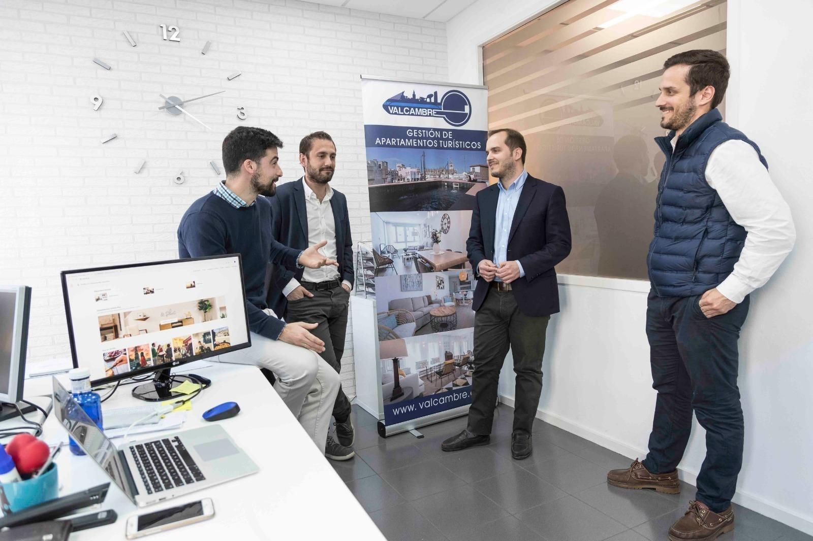 Carlos, Ignacio e Isaías Rodríguez, socios de Valcambre, posan en su oficina de Plaza Nueva junto a José Manuel Rodríguez, uno de sus trabajadores.