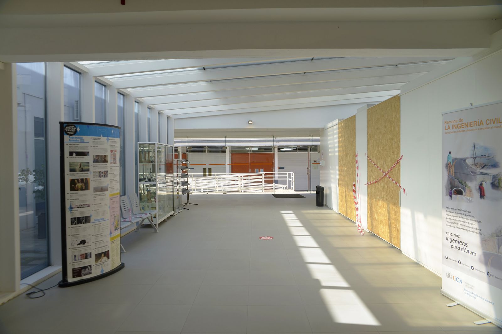 Fotos de las clases de la UCA con las restricciones de la Junta.