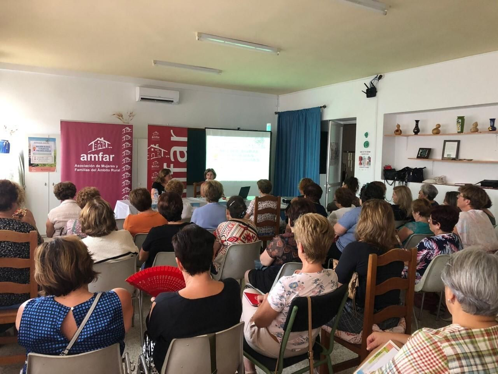 Amfar traslada a las mujeres rurales la importancia de fomentar el asociacionismo y las TIC