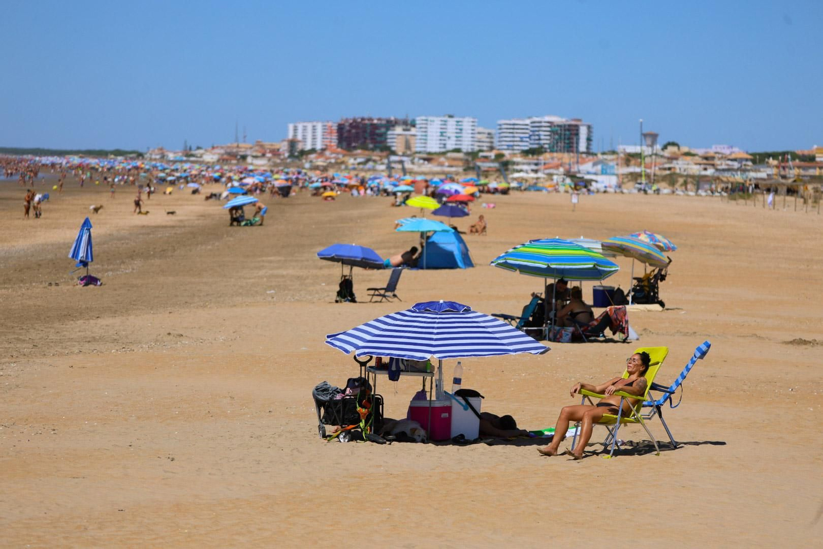 Imágenes de la soleada mañana de playa en Punta Umbría