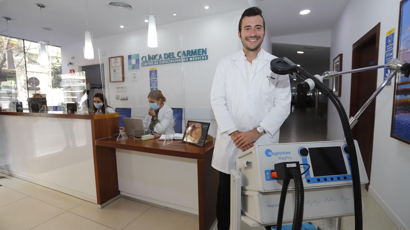 Álvaro Moleón con la máquina de estimulación magnética transcraneal profunda Magventure X100. Álvaro Moleón con la máquina de estimulación magnética transcraneal profunda Magventure X100.