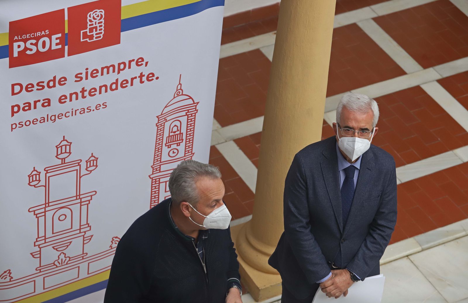 Juan Carlos Ruiz Boix y Manuel Jiménez Barrios, en el edificio Escuela de Algeciras