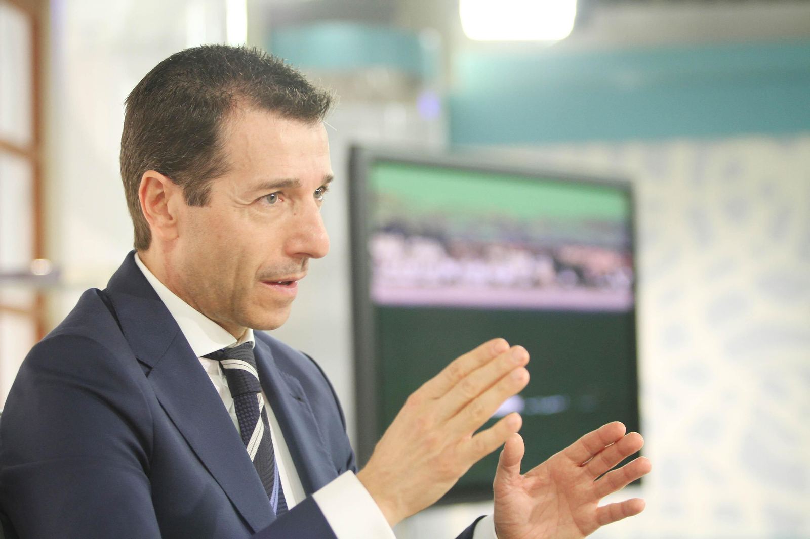 Roberto Sánchez Benítez, en el plató donde desde hace quince años dirige Salud al Día.