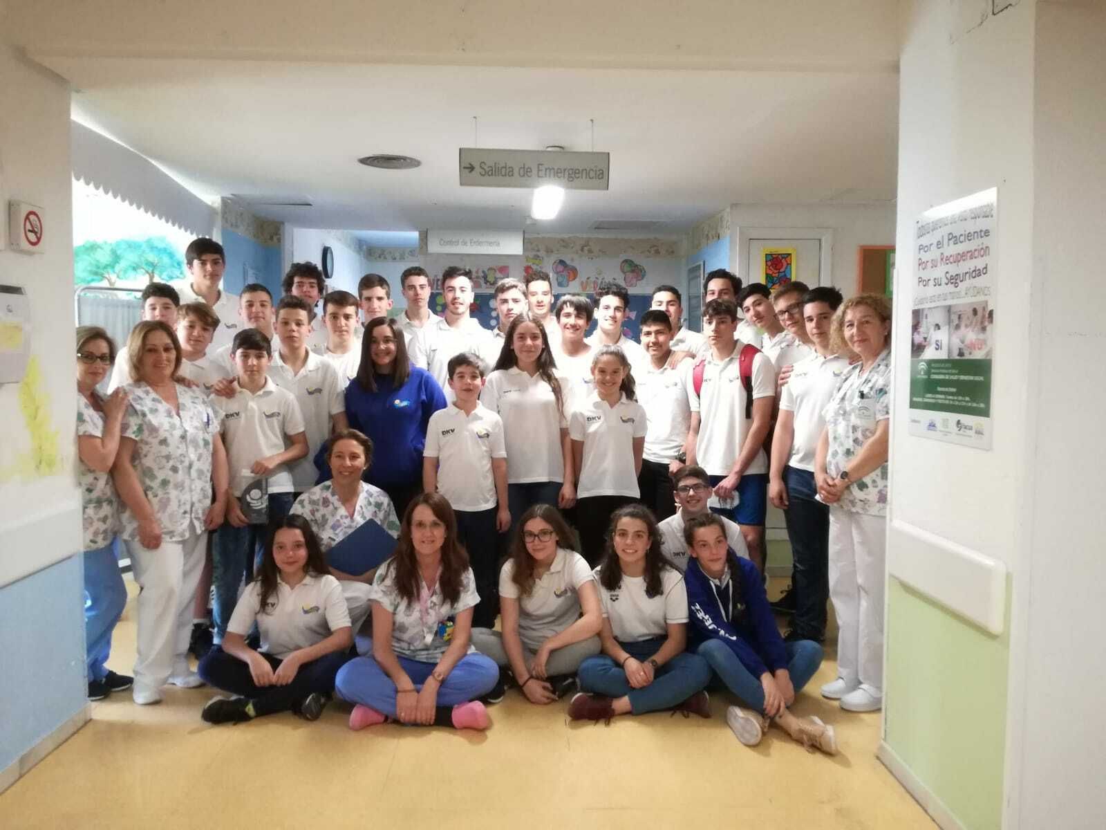 Los deportistas del DKV CN Jerez, con el personal del Hospital.