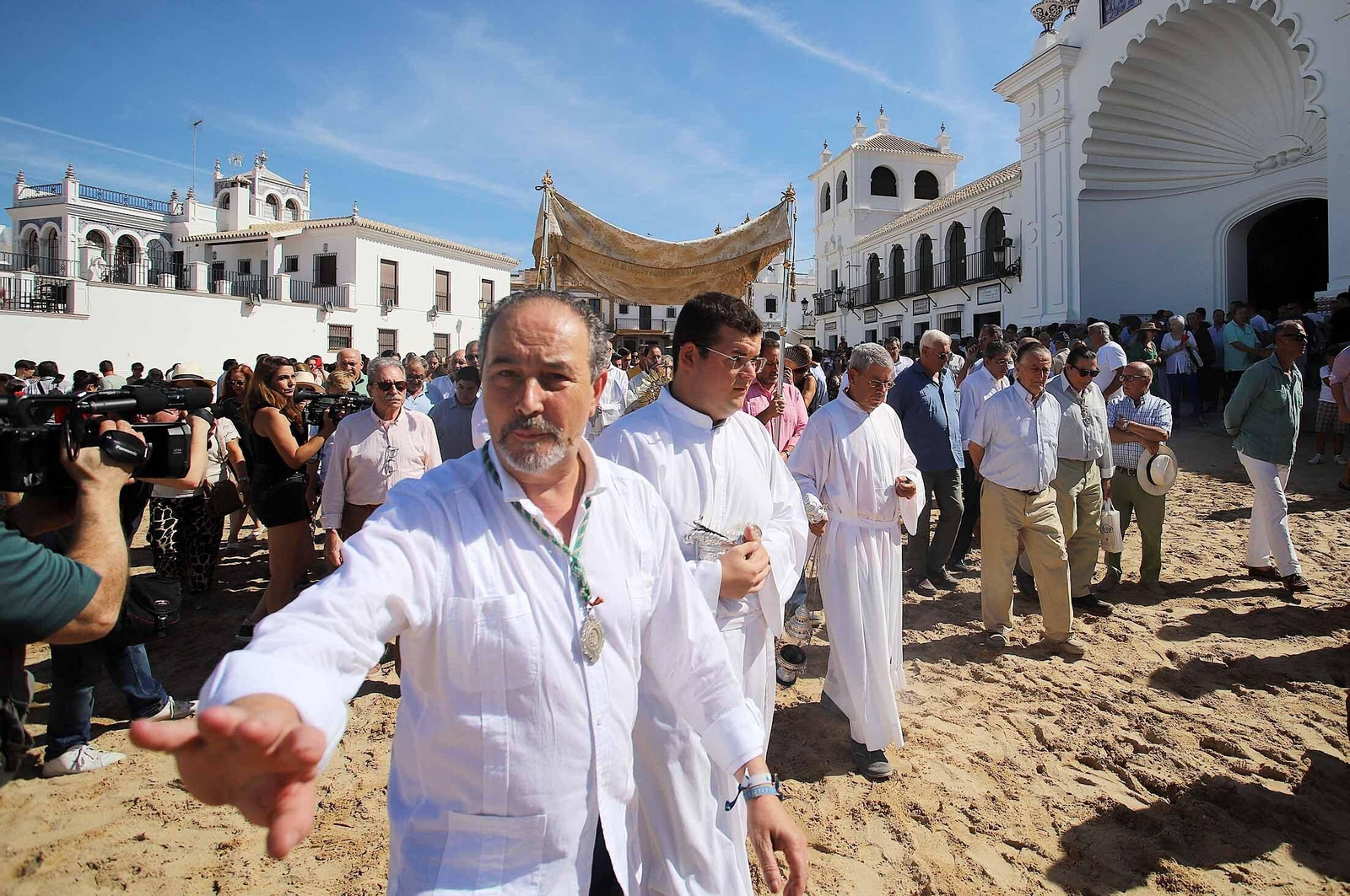 Imágenes de la procesión eucarística y solemne Función del Voto en El Rocío Chico