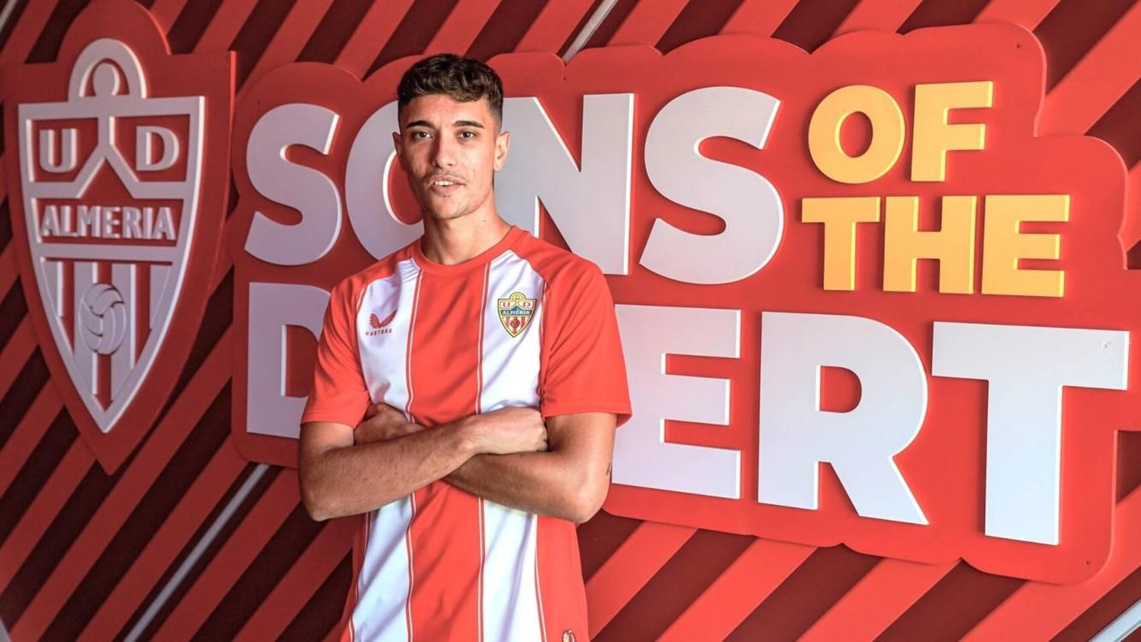 Rubén Quintanilla posa con los colores rojiblancos en el estadio de los Juegos Mediterráneos.