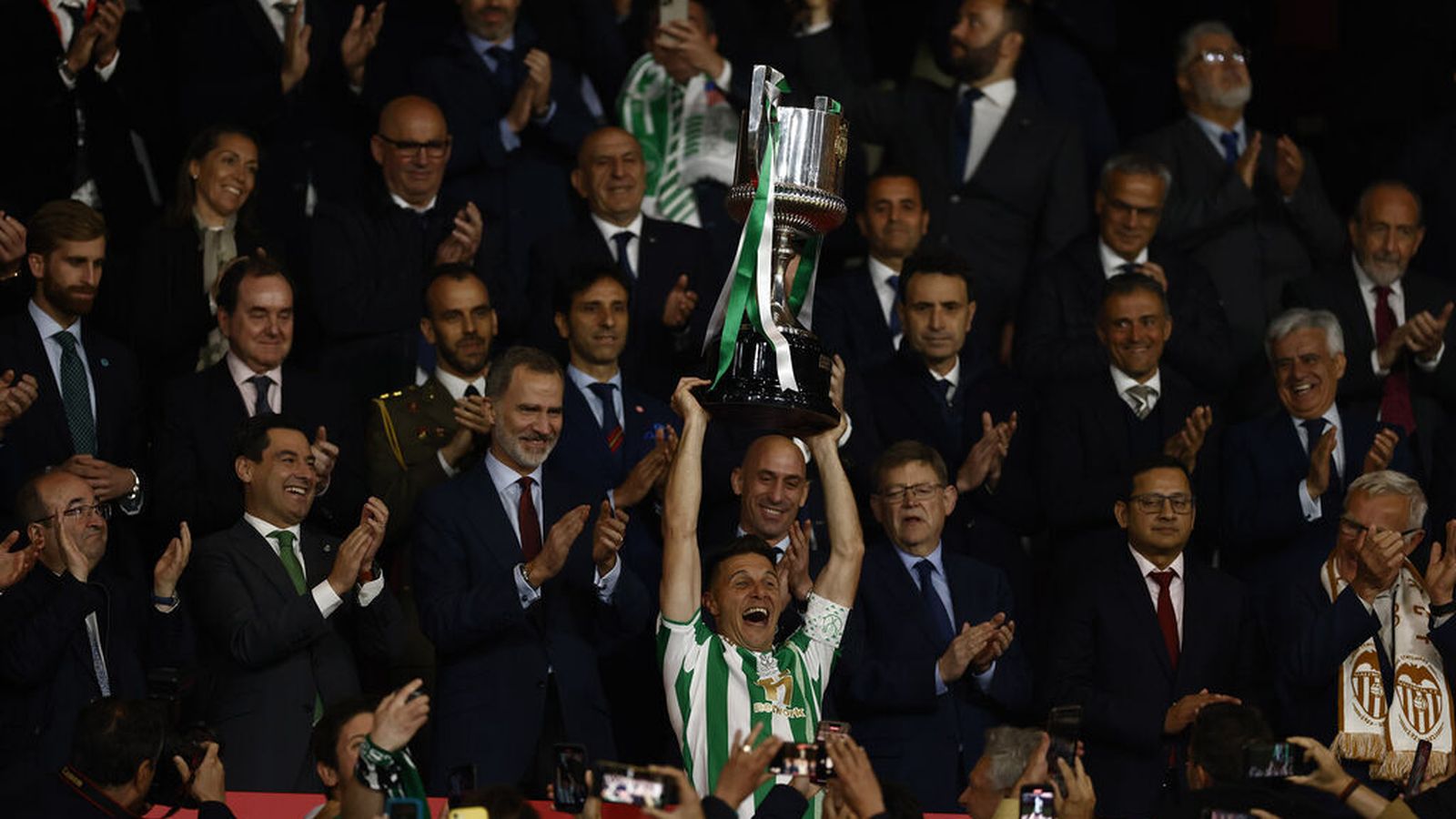 El bético Joaquín levanta la Copa del Rey de 2022 en el Estadio de la Cartuja.