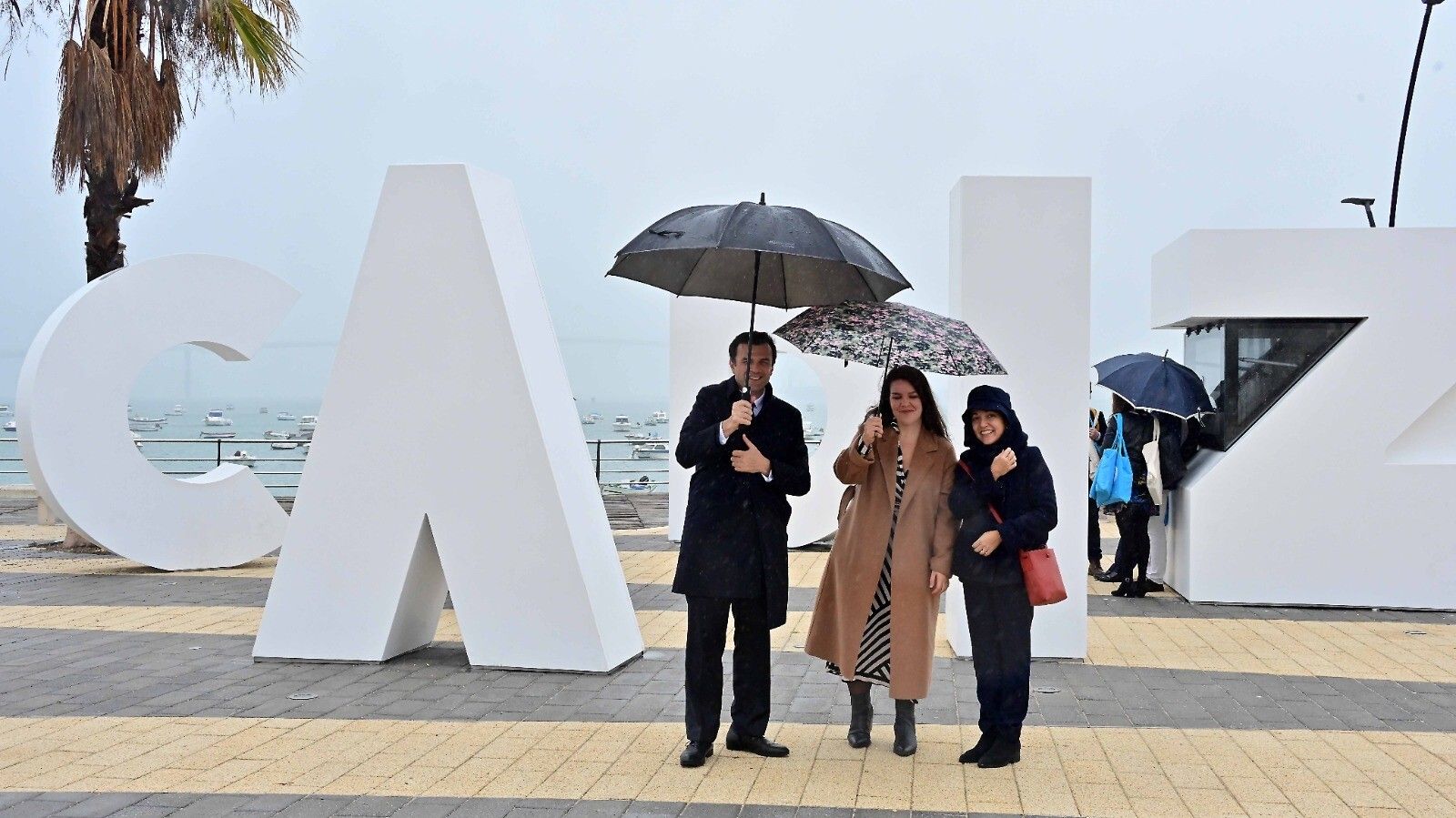 El alcalde junto a las técnicas en la visita a la ruta selfie de Cádiz