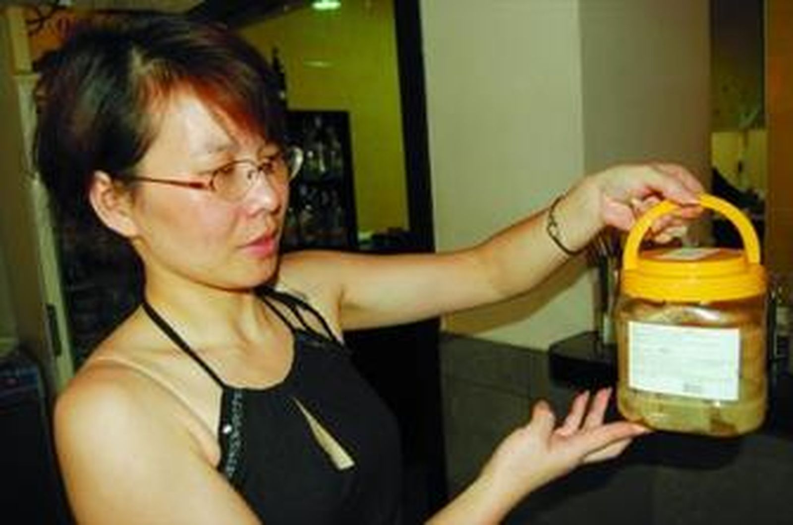 1 y 2. La preparación no tiene ningún misterio: al igual que un bacalao, la clave está en contar con una buena materia prima. Luego se desala, se le quita la parte con la que habitualmente 'pica' a los humanos y luego se mantiene 24 horas en agua. Si queda algo salada, un buen truco es sumergirla en cerveza. 3. Sheng, regente del restaurante  P-4 de Almuñécar, ha preparado un plato de medusas para este periódico. 4. No sólo chinos y japoneses 'degustan' las medusas... /RPO. GRÁFICO: Rosa Fernández