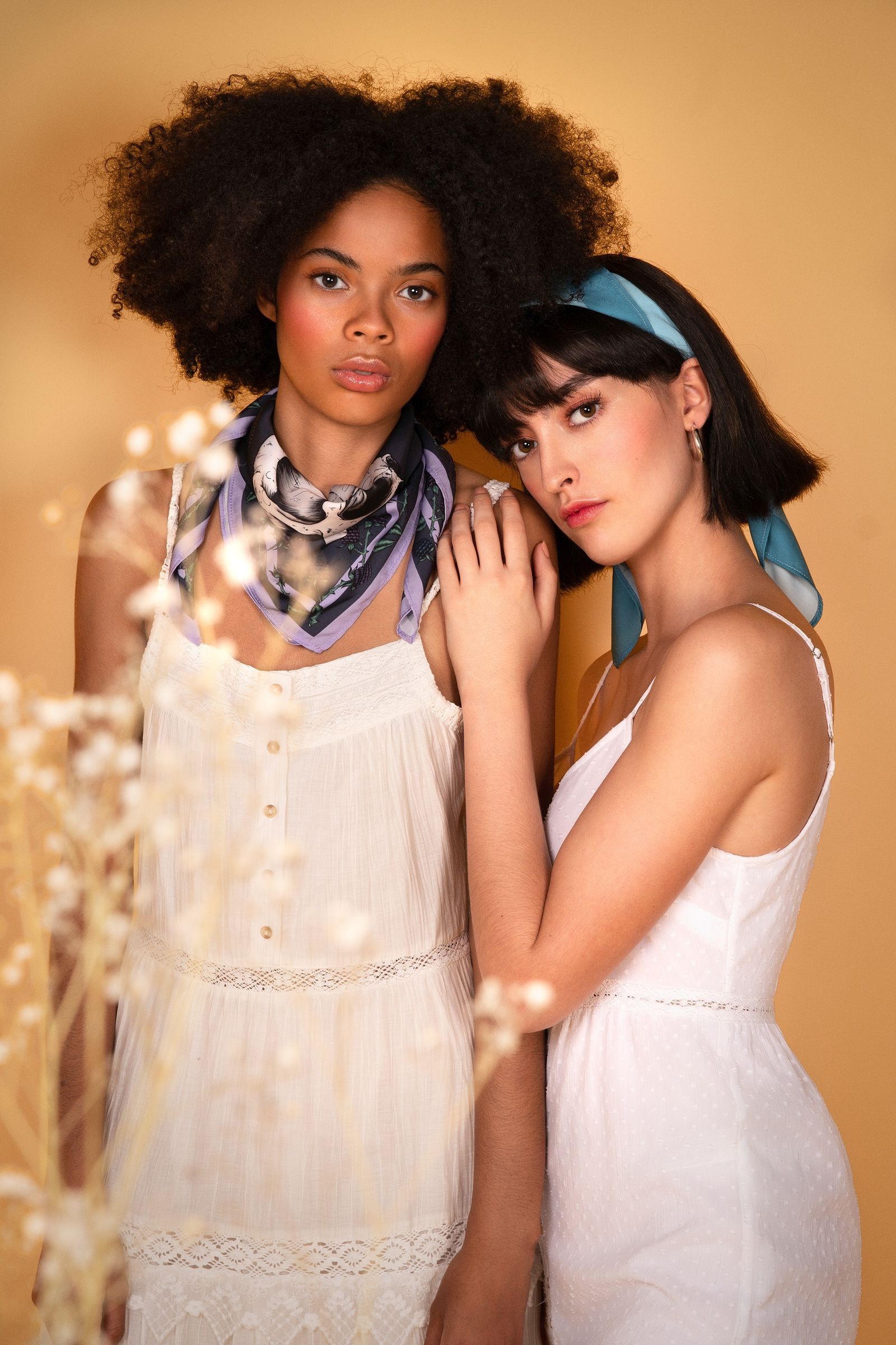 Dos modelos posan con las creaciones de Ana Sora