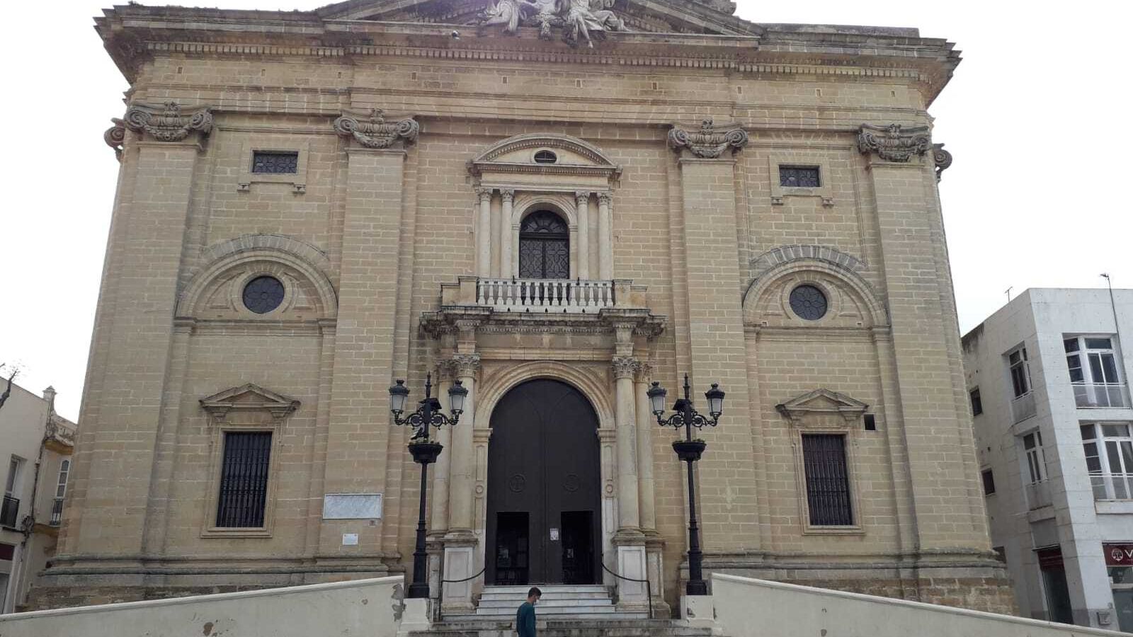 Fachada de la Iglesia Mayor de estilo neoclásico.