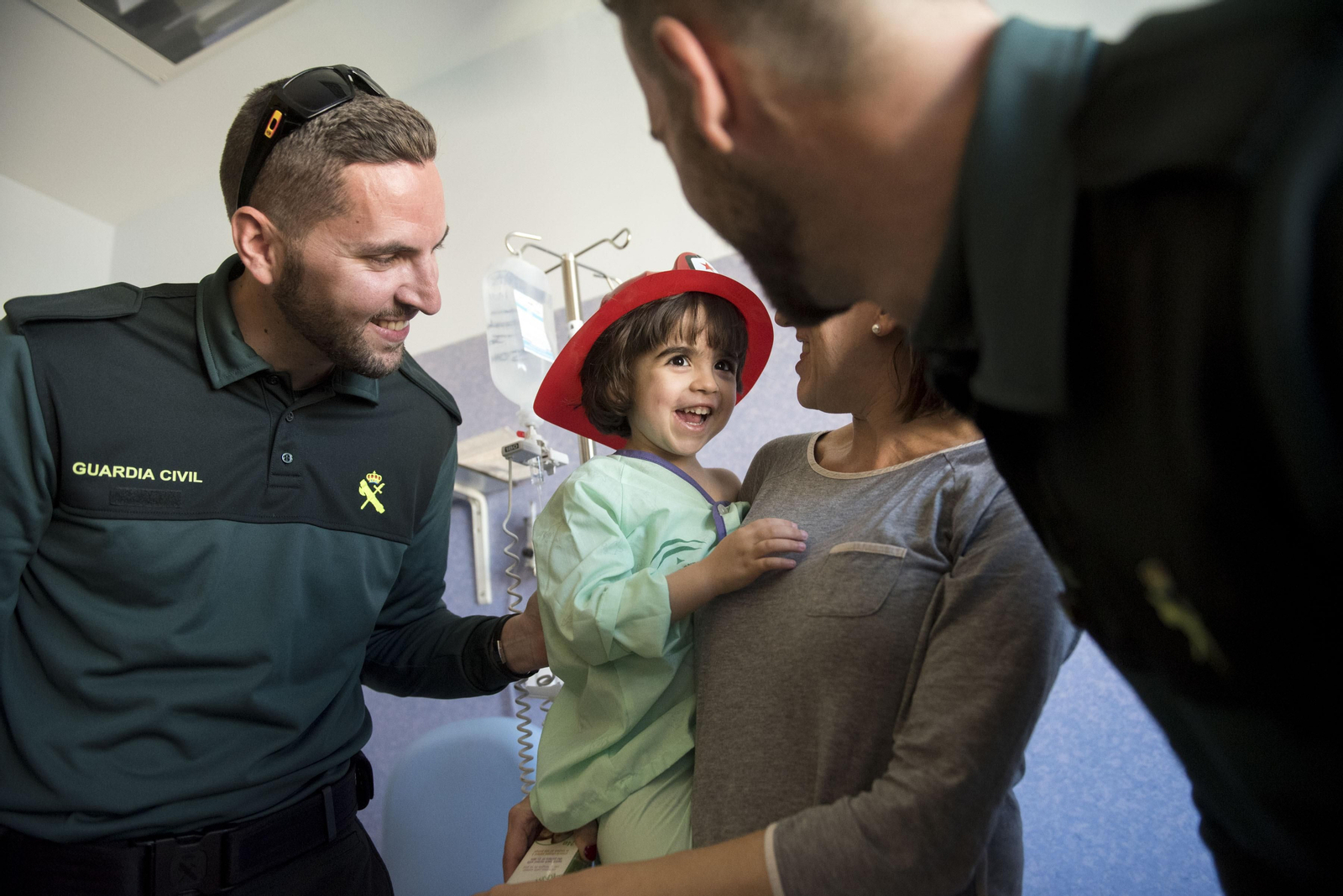 Las Fuerzas de Seguridad visitan a los menores ingresados en el Hospital Materno Infantil