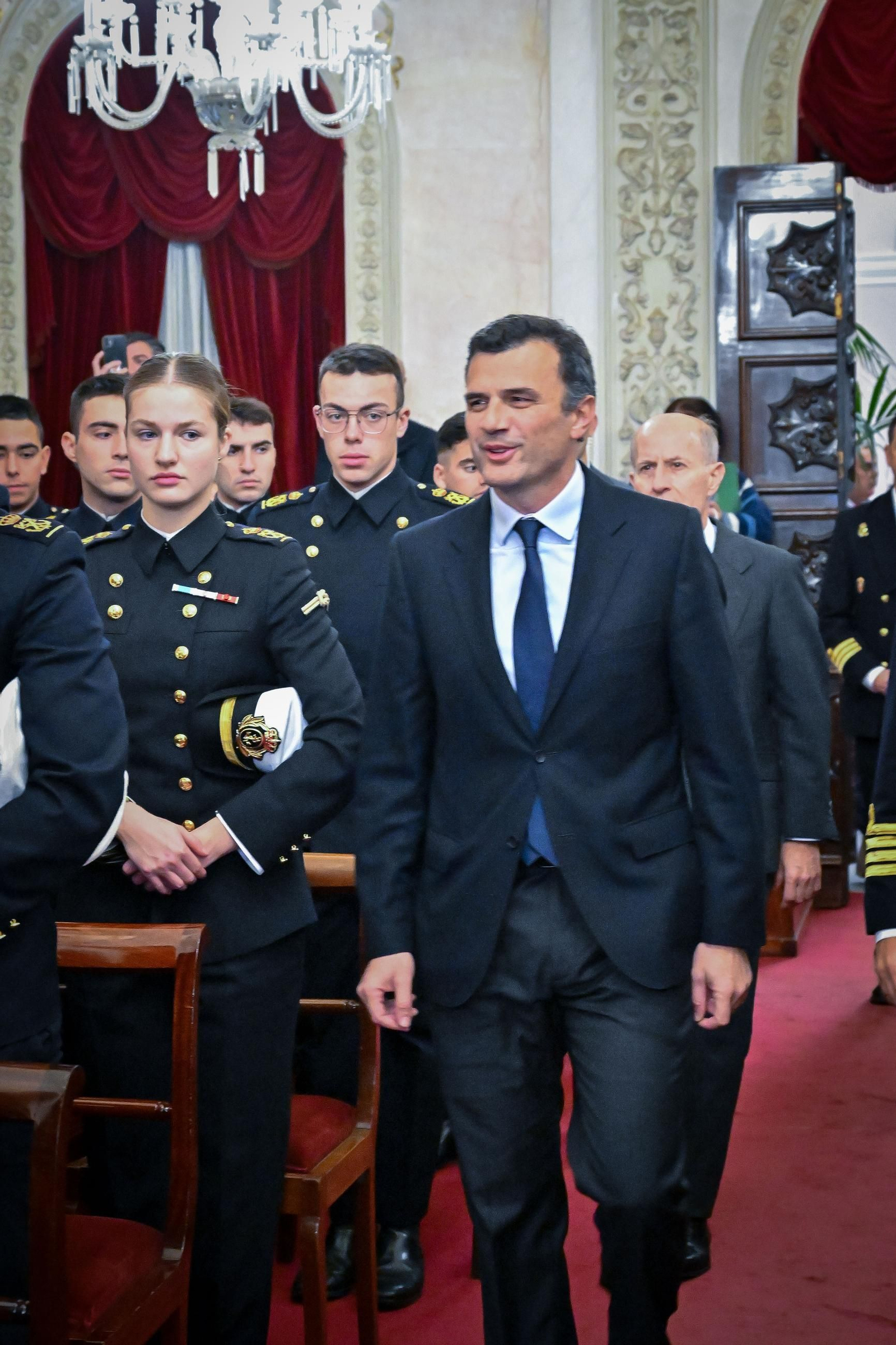 Las imágenes del recibimiento a los guardiamarinas del Elcano en el Ayuntamiento de Cádiz, con la Princesa Leonor