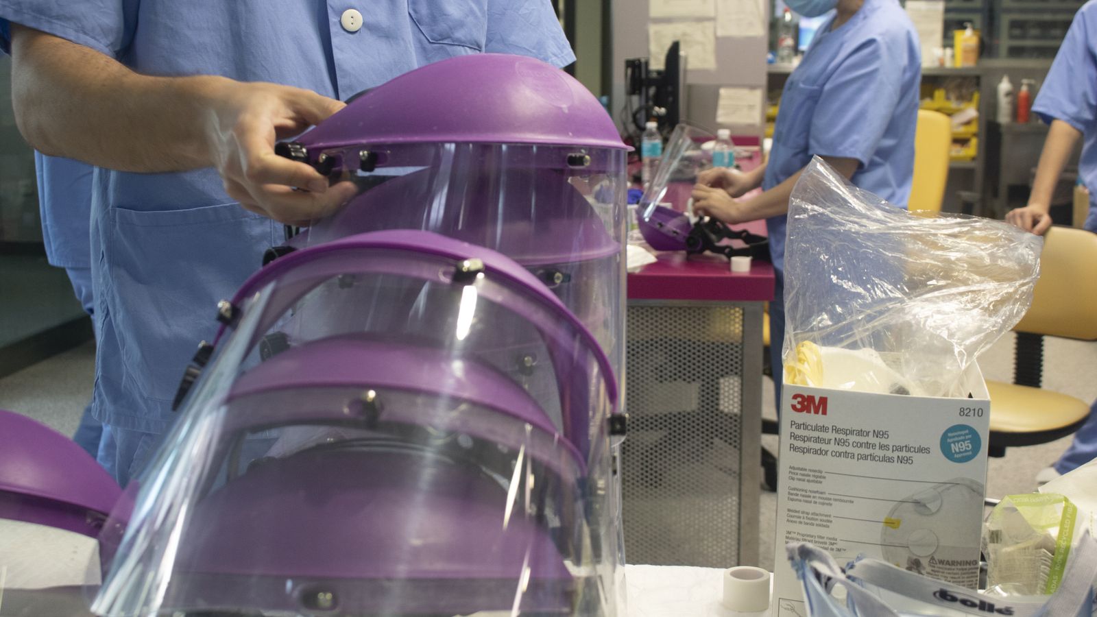 Pantallas, mascarillas y demás EPIS, listas para su reparto en la UCI.