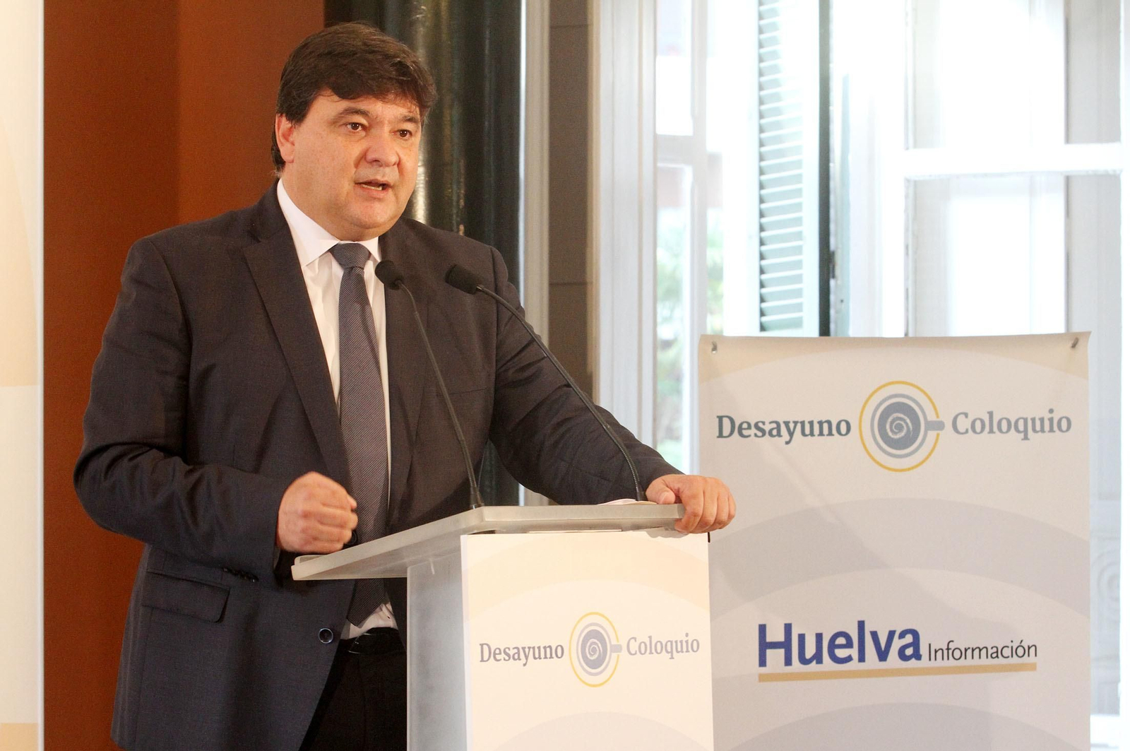 Imágenes de la conferencia y desayuno-coloquio de Gabriel Cruz, alcalde de Huelva