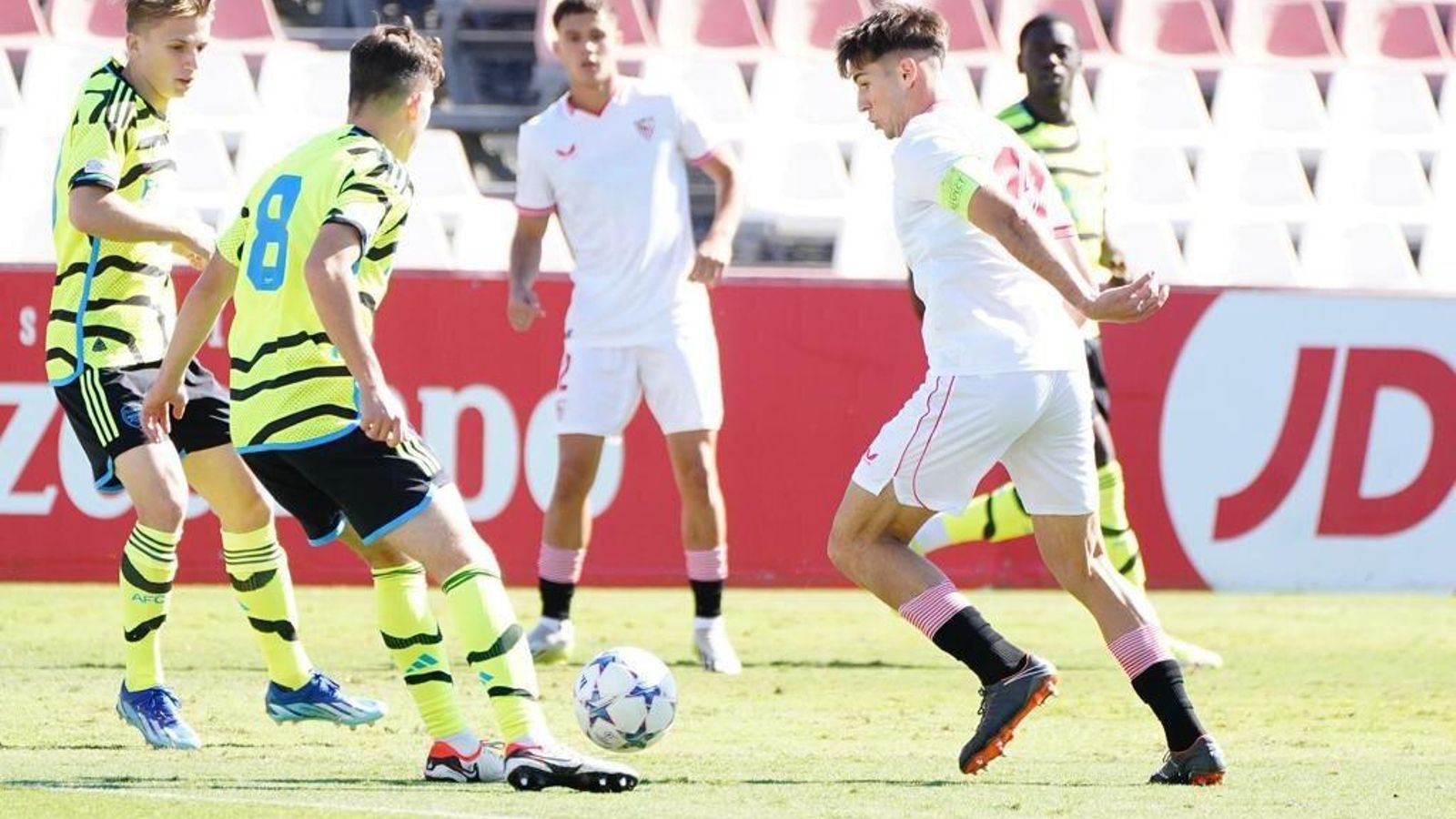 Collado, autor del primer gol, controla ante Dudziak.