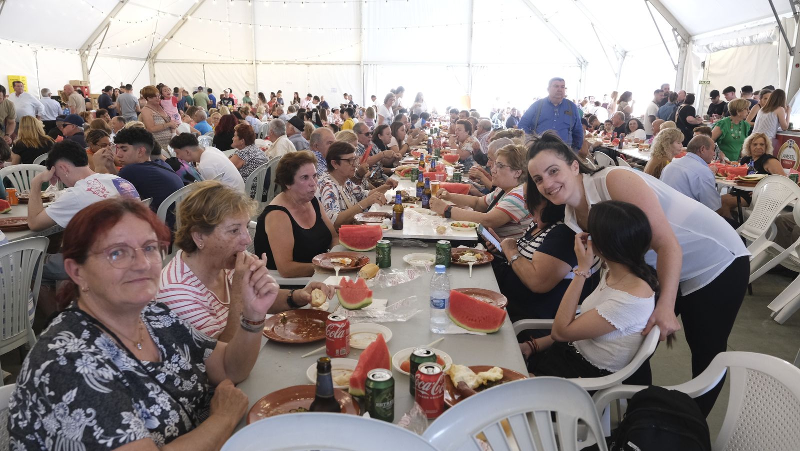 Imágenes de la degustación de huevos fritos con chorizo, en las Fiestas de Santa María del Águila
